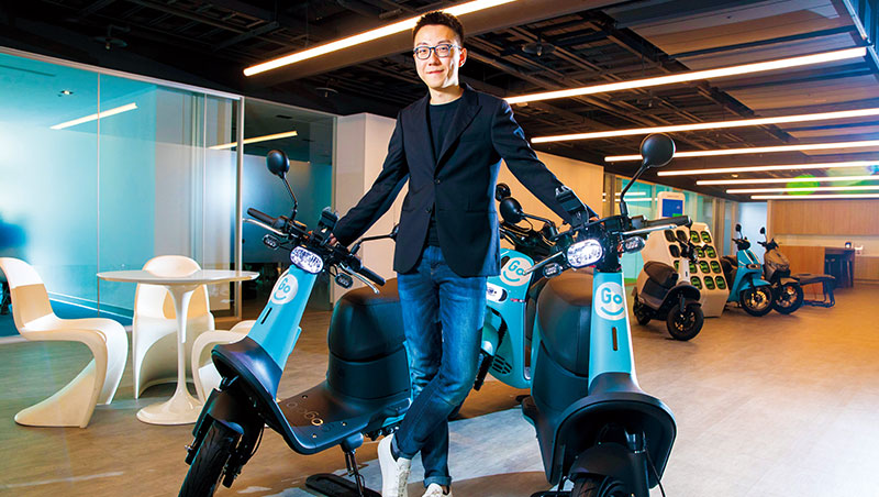 GoShare新事業總監姜家煒坐在自家製造機車上，認為有自有硬體製造及電源交換系統，才能掌握消費者的全程體驗。